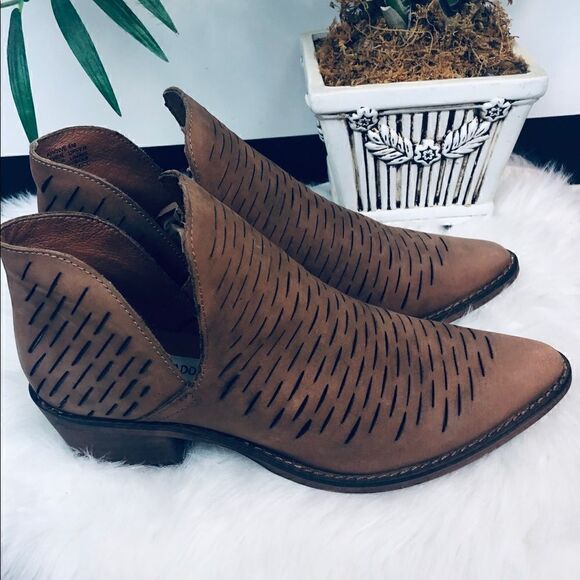 Steve Madden Arowe Ankle length Booties Western Inspired - Picture 4 of 8